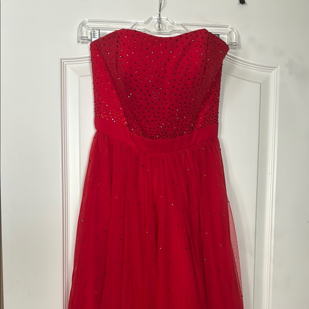 Red Sweetheart Sleeveless Prom Gown - Picture 2 of 5